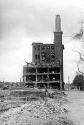 1984-2753 Gezicht op de door het Duitse bombardement van 14 mei 1940 getroffen Goudseweg. Restanten van de ...