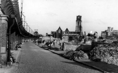 1984-2771 Puinresten van gebouwen als gevolg van het Duitse bombardement van 14 mei 1940. Ter hoogte van de Gedempte ...