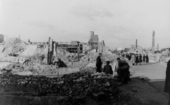 1984-2776 Gezicht op de door het Duitse bombardement van 14 mei 1940 getroffen Hoogstraat , met verwoeste huizen en ...