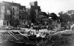 1984-2777 Puinresten na het bombardement van 14 mei 1940. De Botersloot met het telefoonkantoor bij de Kipstraat.