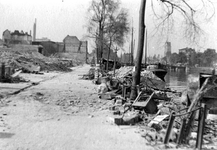 1984-2786 Gezicht op de door het Duitse bombardement van 14 mei 1940 getroffen Leuvehaven aan de westzijde. Gezien in ...
