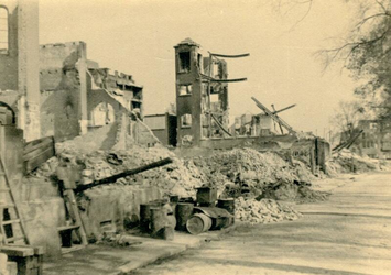 1984-2787 Gezicht in de door het Duitse bombardement van 14 mei 1940 getroffen Gedempte Bierhaven. Als gevolg van dit ...