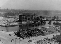 1984-2789 Gezicht op de door het Duitse bombardement van 14 mei 1940 getroffen Leuvehaven. Bij de hoek van de ...