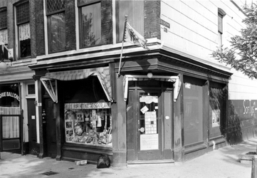 1984-3228 Winkelpand in de Tiendstraat op de hoek van de Bloemstraat. Links een stukje van café De Drie Ballons.