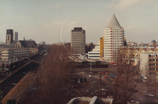 1984-323 Station Blaak en omgeving.Links het treinstation en in het midden het metrostation, gezien vanaf pand Wijnhaven 25.