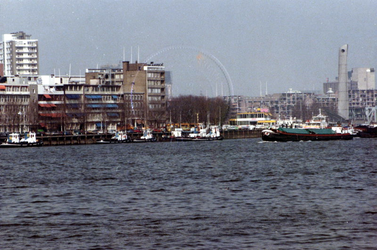 1984-3308 Gezicht Gezicht vanaf het 1e Katendrechtse hoofd op de op de Nieuwe Maas.Aan de overzijde v.l.n.r. de ...