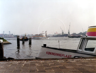 1984-3382 Gezicht op de Nieuwe Maas bij de Veerhaven met in het midden rondvaartboot de Koninginneplaat van de Spido.