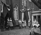 1984-382,-383 Weeskinderen op de binnenplaats van het Gereformeerd Burger Weeshuis aan de Goudsewagenstraat, tijdens ...
