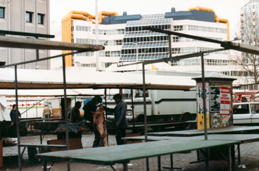 1984-886 Markt aan de Binnenrotte, met op de achtergrond de Gemeentebibliotheek.