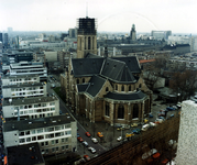 1984-916 Zicht vanaf het PTT-gebouw aan de Botersloot op Rotterdam-Centrum, met op de voorgrond de markt aan de ...
