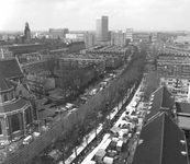 1984-919,-920 Zicht vanaf het PTT-gebouw aan de Botersloot op Rotterdam-Centrum, met op de voorgrond de markt aan de ...