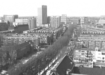 1984-931,-932 Zicht vanaf het PTT-gebouw aan de Botersloot op Rotterdam-Centrum, met op de voorgrond de markt aan de ...