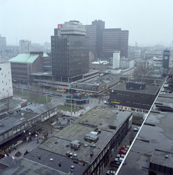 1985-1826 Overzicht vanaf een flatgebouw aan de Jan Evertsenplaats op de Lijnbaan bij de van Oldenbarneveltplaats.