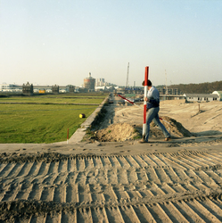 1985-1833 Vernieuwing van de wegen , vanaf het kruispunt Honingerdijk-Nesserdijk. opde achtergrond de watertoren.