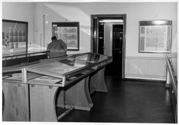 1985-1946-TM-1949 Interieurs van het Gemeentearchief aan de Mathenesserlaan nummer 315. Tentoonstellingszaal met de ...
