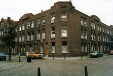 1985-2106 Gezicht op de Essenburgstraat (links) en de Jagthuisstraat (rechts).