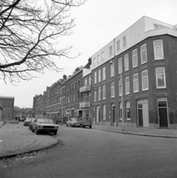 1985-2181 Huizen aan de Hennewierstraat vanuit de Oostervantstraat gezien.
