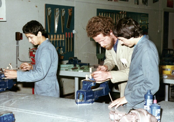 1985-246-TM-249 Gezichten in de Technische school aan de Beukelsdijk nummer 145.Afgebeeld van boven naar ...