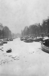 1985-320 Gezicht op de bevroren en besneeuwde Nieuwehaven rechts de noordzijde, uit oostelijke richting gezien. vanaf ...