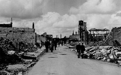 1985-330 Gezicht in de door het Duitse bombardement van 14 mei 1940 getroffen Hoogstraat . De restanten van ...