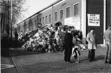 1985-432 Posters bij de ingang van het Roteb gebouw tijdens de staking van de ambtenaren van Roteb- en RET- personeel ...