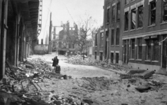 1985-514 Restanten van panden in de Vijverhofstraat , na het bombardement van 14 mei 1940. Op de achtergrond de Bergweg.