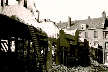 1985-516 Puinresten na het bombardement van 14 mei 1940. Aan de Bergstraat.