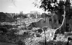1985-519 Gezicht op de door het Duitse bombardement van 14 mei 1940 getroffen gebied tussen de Oudedijk en de ...