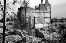 1985-524 Gezicht op de door het Duitse bombardement van 14 mei 1940 getroffen Maasstraat. Als gevolg van dit ...