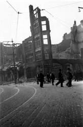 1985-527 Gezicht op de Pompenburgsingel met verwoeste huizen en gebouwen, als gevolg van het bombardement van 14 mei 1940.