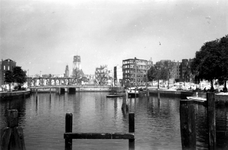 1985-531 Gezicht op de door het Duitse bombardement van 14 mei 1940 getroffen Oudehaven met restanten van gebouwen. Op ...