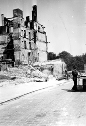 1985-545 Restanten van de panden aan de Westerstraat, als gevolg van het Duitse bombardement van 14 mei 1940.