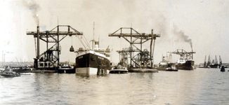 1985-577 Gezicht op de Maashaven met het Griekse schip Rokos gedurende het kolen bunkeren.