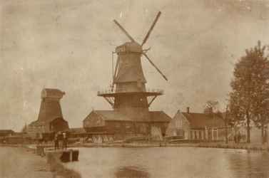 1985-588 Gezicht op de Rotterdamse Schie. Met molen de Vlaggeman..