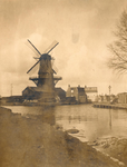 1985-589 Gezicht op de Rotterdamse Schie. Met molen de Vlaggeman..Tussen de Heulbrug en molen de Vlaggeman. Gedempt in 1937.