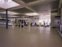 1986-1045 Interieur van het metrostation Marconiplein. De toegang naar de metro en loket kaartverkoop.