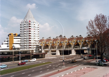 1986-1054 De Blaak met de kubuswoningen aan de Overblaak, links metrostation Blaak, flatgebouw de Blaaktoren ook wel ' ...