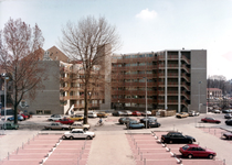1986-1055 De Geldersestraat.Op de achtergrond links de kubuswoningen, rechts de Oudehaven, gezien vanaf de Verlengde ...