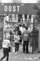 1986-1117 Politie bij de toegang tijdens de voetbalcompetitiewedstrijd tussen Excelsior en Feyenoord op het terrein van ...