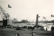 1986-1270 Gezicht op de Parkkade met een Duitse hakenkruisvlaggen gepavoiseerd Rijnraderschip langs de kade. Op de ...