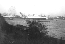 1986-1278 Gezicht op de Nieuwe Maas, op de achtergrond de Wilhelminakade met de Holland-Amerika Lijn passagiersschepen ...