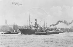 1986-1404 Engels vrachtschip op de ankerplaats op de Nieuwe Maas nabij het Prinsenhoofd.Op de achtergrond de Boompjes.