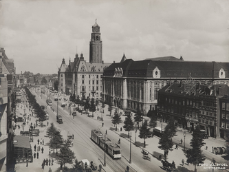 1986-1553 De Coolsingel met rechts het postkantoor en het stadhuis, gezien vanaf de Amsterdamsche Bank. Links hoek van ...