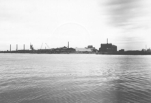 1986-1909 De Nieuwe Maas met op de achtergrond fabrieken op de Vondelingenplaat.