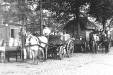 1986-240 Paard en wagens met melkbussen op de melkmarkt aan de Coolvest.