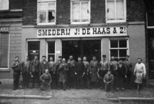 1986-242 Het personeel van smederij JB de Haas & zn. op nummer 41 aan de Elisabethstraat.Rechts C.M.A. de Goeij ...