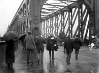 1986-2450 De Willemsbrug aan de zijde van de Boompjes.