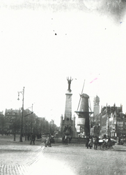 1986-2474 De Coolsingel, het Calandmonument, korenmolen De Hoop en op de achtergrond de toren van het stadhuis.