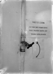 1986-2561 Gemeentelijke drinkwaterleiding in wintertijd aan de Honingerdijk.