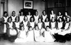 1986-339 Kinderhuis van de Nederlandse Hervormde Gemeente aan de Van Speykstraat 149.Groepsfoto van de meisjes: Neel de ...